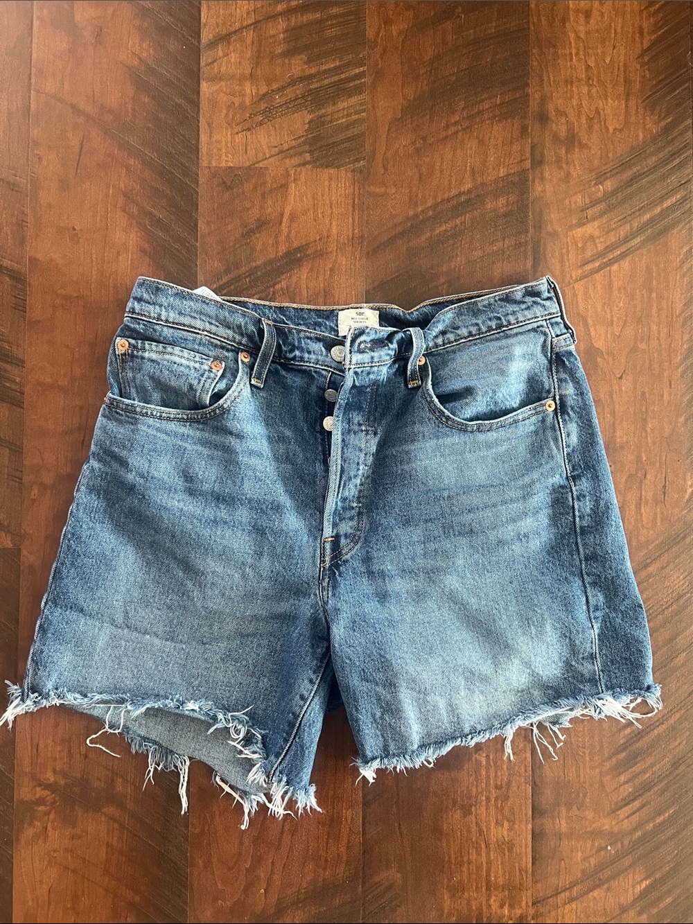 Levi’s Mid Thigh Short